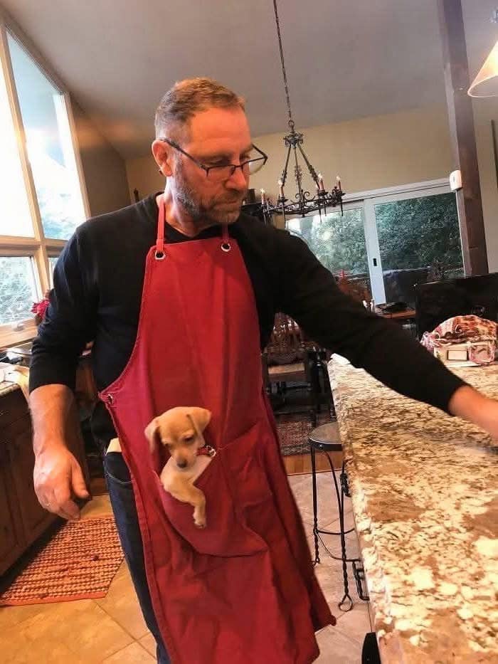 Un uomo contrario agli animali domestici ha trovato un cucciolo tremante fuori dal supermercato. Doveva essere temporaneo, ma Bobby gli ha cambiato la vita.