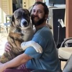 Il cucciolo torna ogni settimana dalla stessa famiglia, poi i proprietari decidono di lasciarlo restare
