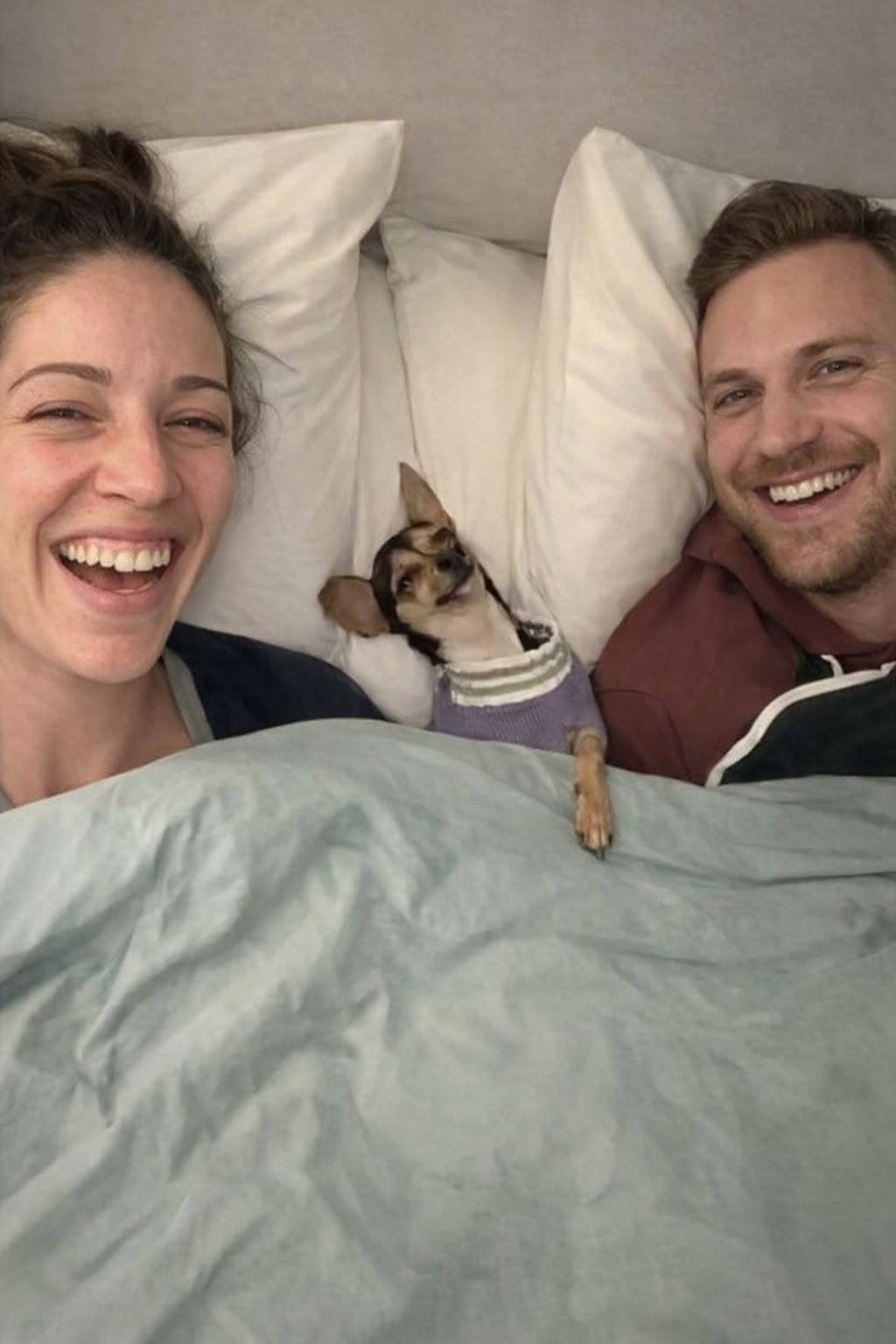 La famiglia si aspettava un cane timido e spaesato, ma il nuovo arrivato si è subito sistemato al centro del letto.