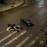 Marco cade in moto e resta privo di sensi: un cane randagio veglia su di lui fino all’arrivo dei soccorsi