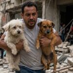 Terremoto in Venezuela, salva i suoi due cani durante la fuga e li porta fuori stretti tra le braccia
