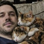 Accetta due gattine in stallo per due settimane e poi decide di adottarle entrambe