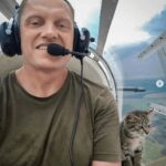 Gatto sale di nascosto su un piccolo aereo: il pilota lo scopre solo durante il volo