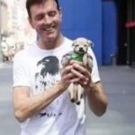 Va al rifugio per un altro cane, poi vede Engelbert e decide di adottarlo