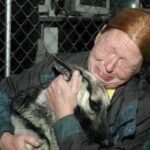 l cane vede una donna davanti al box e racconta: “Oggi ho salvato un essere umano”