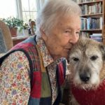 A 90 anni adotta Benson, cane di 14 anni che rischiava di essere soppresso