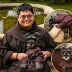 Un cagnolino senza casa viene accolto dai monaci e diventa Fratello Whiskers