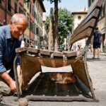Teli ombreggianti sotto le panchine per proteggere i gatti randagi dal caldo