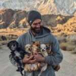 Parte da solo per schiarirsi le idee e si ritrova con cinque Chihuahua randagi
