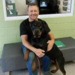 Restituito tre volte al rifugio, il Rottweiler aveva smesso di sperare: poi arrivò lui
