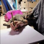 Trova un gattino fradicio accanto a un cassonetto: mesi dopo non si separano mai