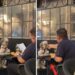 Un uomo pranza con il suo cagnolino, gli parla sottovoce e gli porge piccoli bocconi. Una donna osserva la scena da un tavolo vicino. Il cagnolino era seduto di fronte all’uomo, tranquillo, mentre lui gli parlava piano. A pochi tavoli di distanza, una cliente aveva notato quella coppia e si era fermata a osservarla. Intorno continuavano le conversazioni e il rumore delle posate. Non era soltanto la presenza del cane al ristorante ad aver attirato la sua attenzione. Nel racconto della donna, a distinguere quel pranzo erano soprattutto i gesti dell’uomo: il tono basso della voce, i movimenti lenti, il modo in cui si rivolgeva all’animale seduto davanti a sé. Dal proprio piatto prendeva piccoli bocconi e glieli porgeva. Il cane restava composto e lo guardava. La cliente descrive uno scambio fatto di parole pronunciate piano e di pause, senza che l’uomo prendesse il telefono o spostasse altrove la propria attenzione. L’osservazione durò qualche minuto. La donna racconta di non essere stata notata e di aver seguito la scena dal suo posto, senza interrompere il pranzo dei due. Non riferisce una conversazione con il proprietario, né riporta le parole che lui rivolgeva al cagnolino. Di quella coppia, dunque, il racconto conserva soltanto un breve momento al tavolo. È sufficiente a spiegare che cosa abbia colpito la testimone: l’attenzione riservata all’animale durante il pasto. Mentre lei li osservava, il cane rimaneva seduto di fronte all’uomo, che gli parlava sottovoce e gli offriva piccoli bocconi.