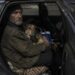 Claudio aveva perso il lavoro e non trovava strutture disposte ad accogliere anche il cane. Un’assistente sociale ha trovato una soluzione.
