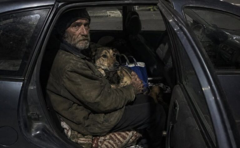 Claudio aveva perso il lavoro e non trovava strutture disposte ad accogliere anche il cane. Un’assistente sociale ha trovato una soluzione.