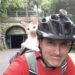 Il ciclista lo raccoglie bagnato e solo, sistemandolo nella borsa con la propria giacca. Oggi il piccolo ha un imbrago e un cestino.