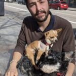 Cerca il suo cane scomparso e trova un chihuahua ferito nella spazzatura: Víctor lo salva